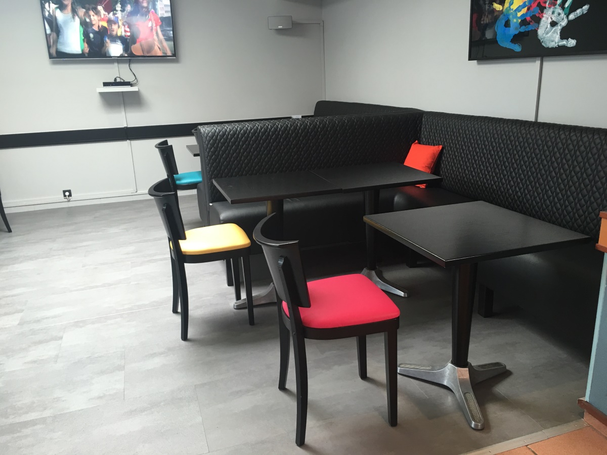Banquettes du Montaigne, Bar Tabac 